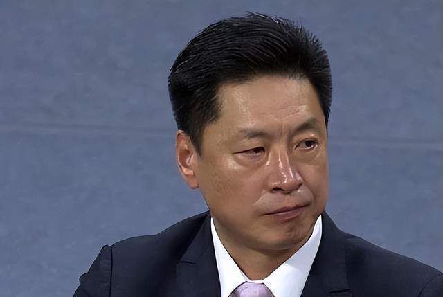 ”然而，“真实与虚假，怨恨与渴望，一切交织在一起的秘密婚姻”变得越来越扑朔迷离。