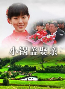 视频中，周董身穿粉色花纹的黑色卫衣搭短裤，头戴标志性帽子坐在昆凌身旁，天王嫂则穿着卡其色大衣头戴贝雷帽十分时髦。